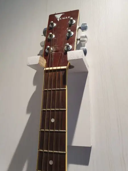 Cómo colgar una guitarra en la pared sin taladrar: ¡guía de bricolaje!
