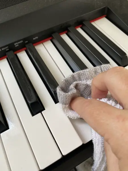 Cómo limpiar las teclas de piano de marfil: ¡formas seguras y efectivas!