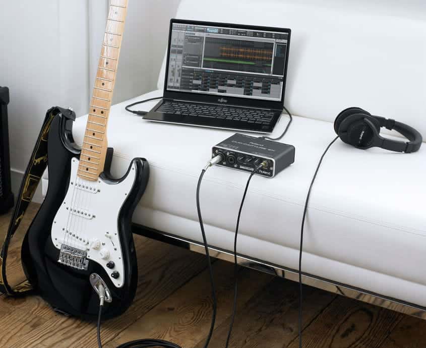 Cómo reproducir pistas de acompañamiento a través de un amplificador de guitarra: ¡muy fácil!
