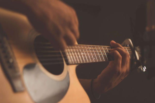 Consejos para guitarra acústica y grabación de voz: cómo perfeccionar tus tomas