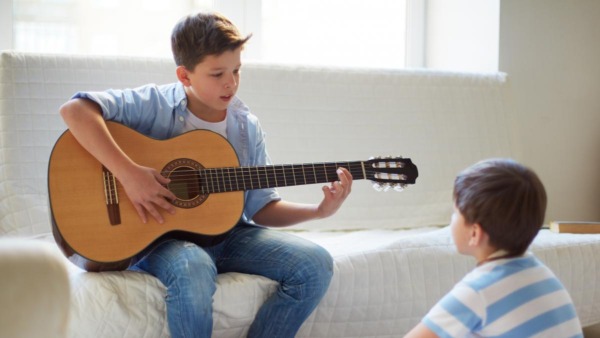 El poder de la educación musical: cómo tocar la guitarra puede mejorar el aprendizaje y la memoria