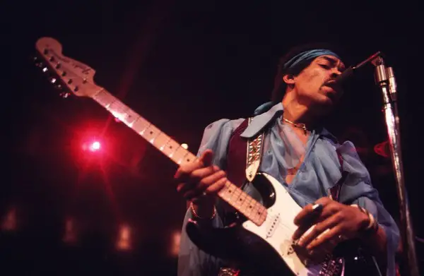 Explorando la evidencia: ¿Hay alguna imagen de Jimi Hendrix jugando como diestro?