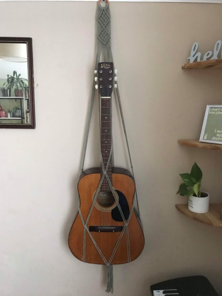 Guitarras colgantes en la pared (6 ideas de configuración de estudio)
