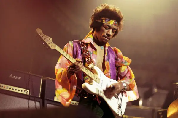 Las técnicas e influencias de guitarristas famosos, como Jimi Hendrix y Eric Clapton