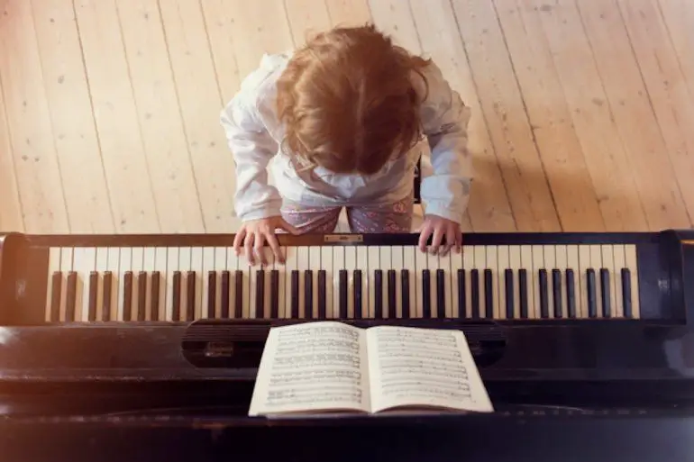 Por qué las lecciones de música son tan buenas para el cerebro de los estudiantes